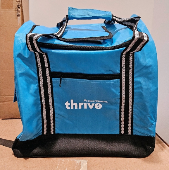 Kaiser Permanente branded insulated food/ lunch/ grocery / picnic bag, light blu - Picture 1 of 7